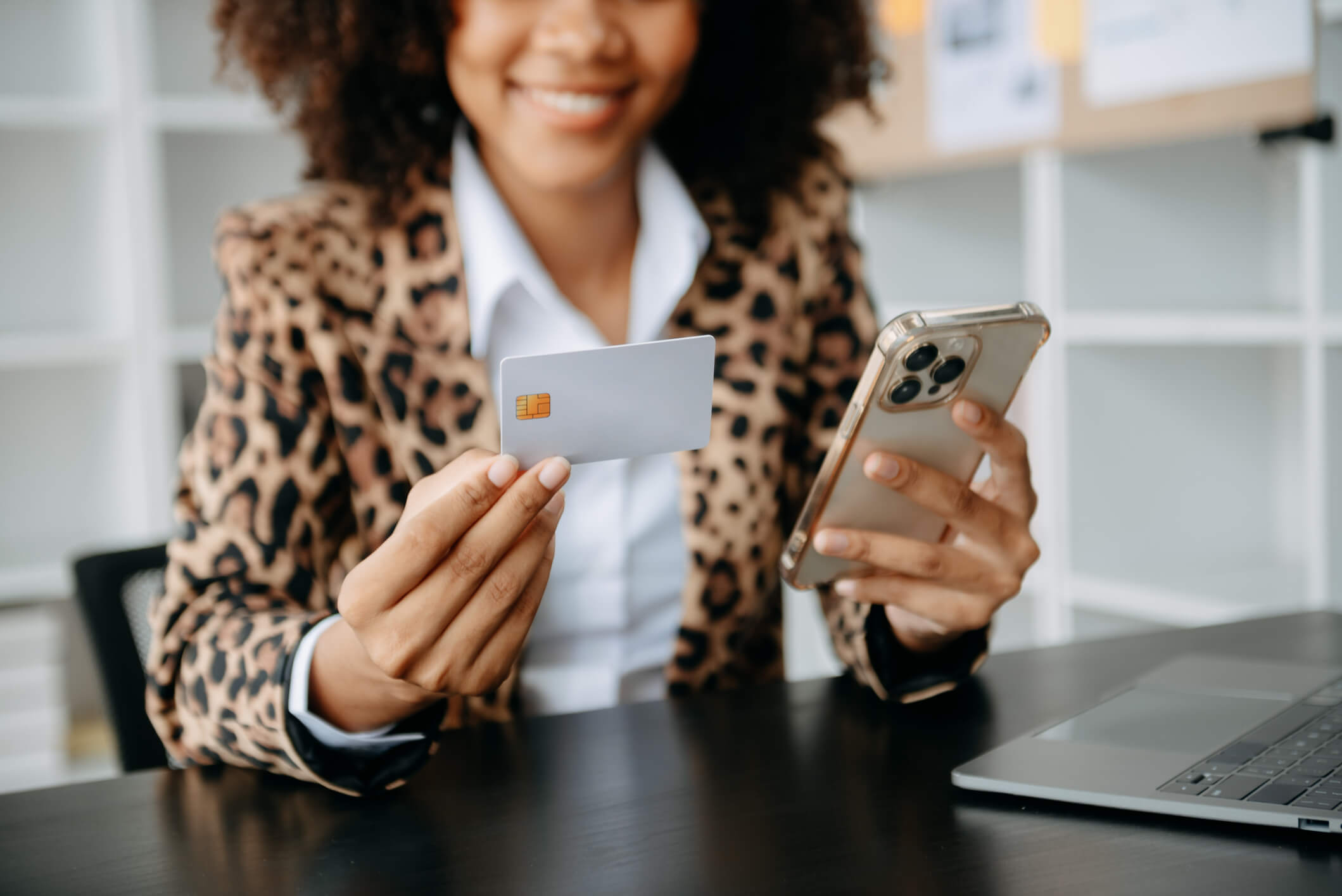 woman using her credit card rewards