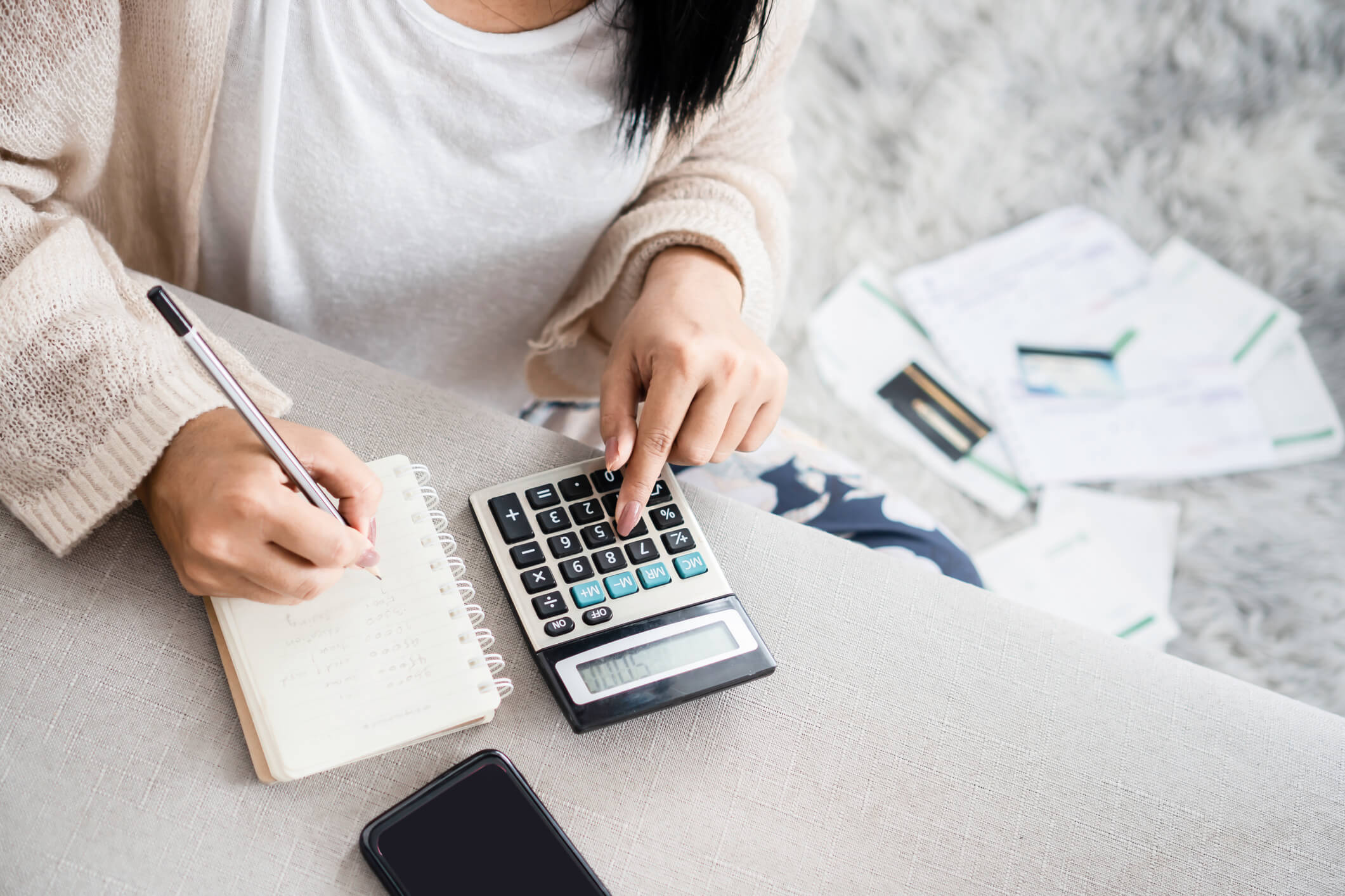 woman calculating her credit utilization ratio